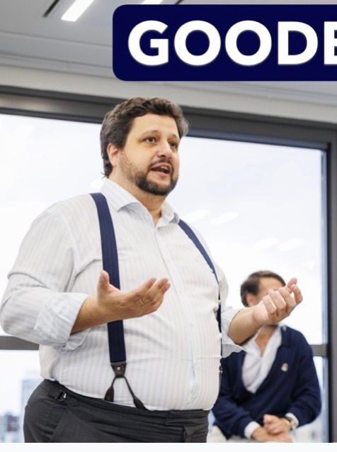 Manu Soriano in suspenders speaking to a team in May 2025, before his weight loss