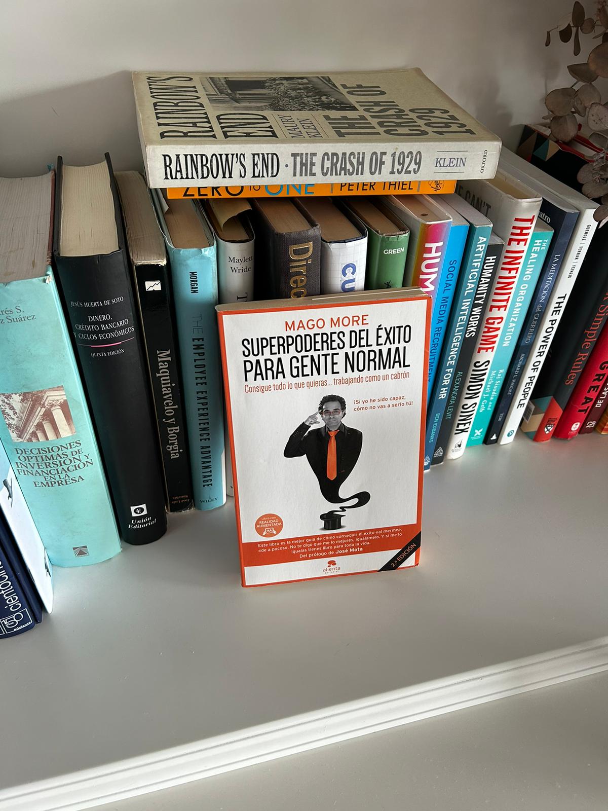 The book Superpoderes del exito para gente normal by Mago More on a shelf