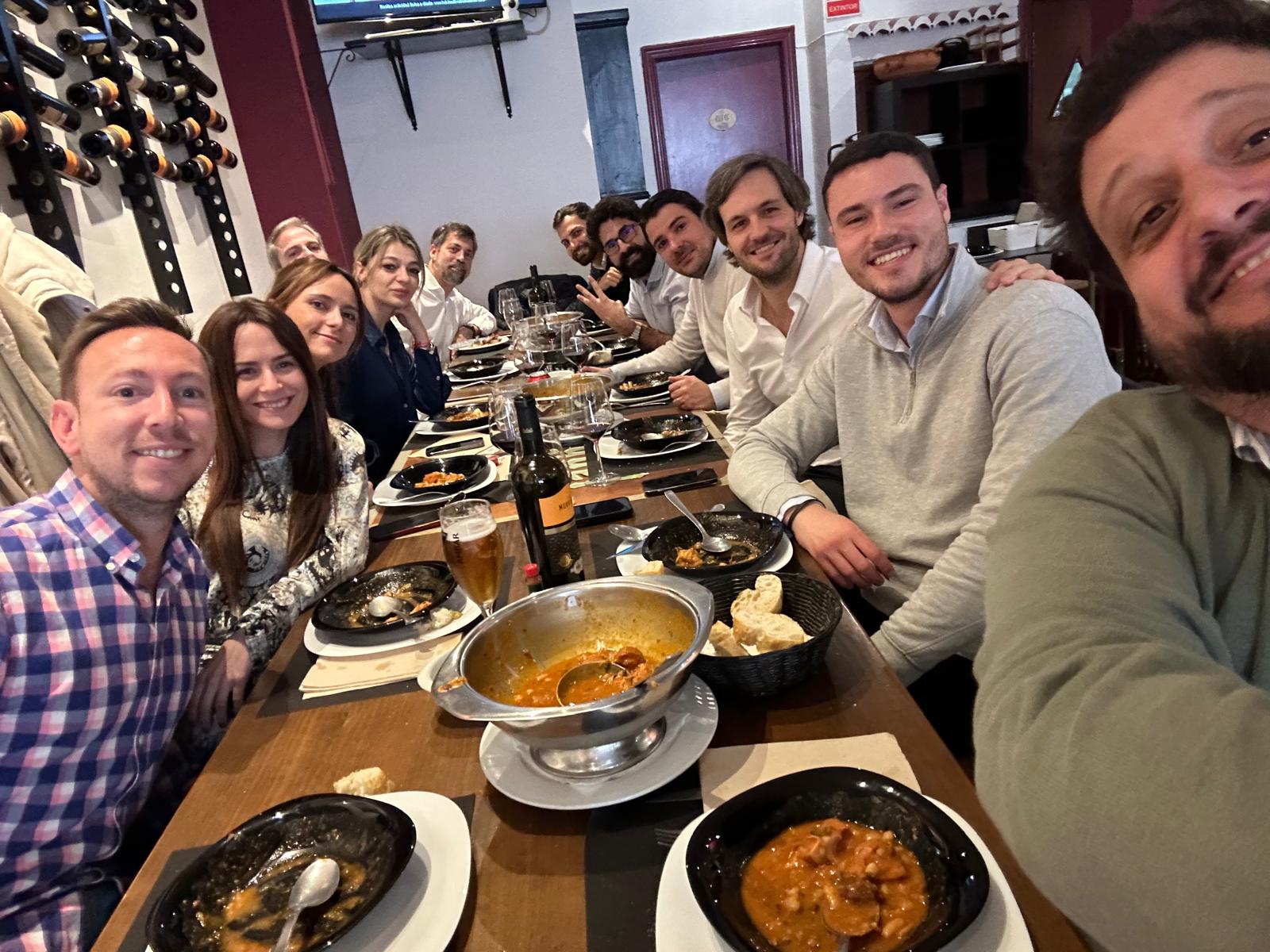Selfie of the W Energia team during a lunch at a restaurant, smiling around the table
