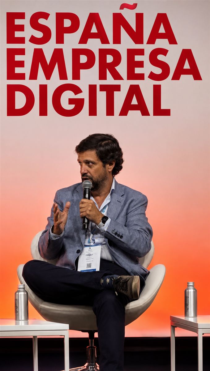 Manu Soriano en el escenario de España Empresa Digital